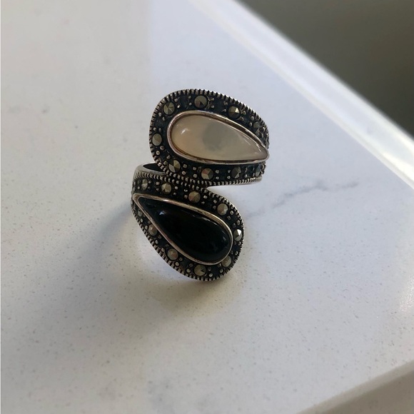 Vintage Black and White Teardrop Marcasite Ring - Picture 3 of 7